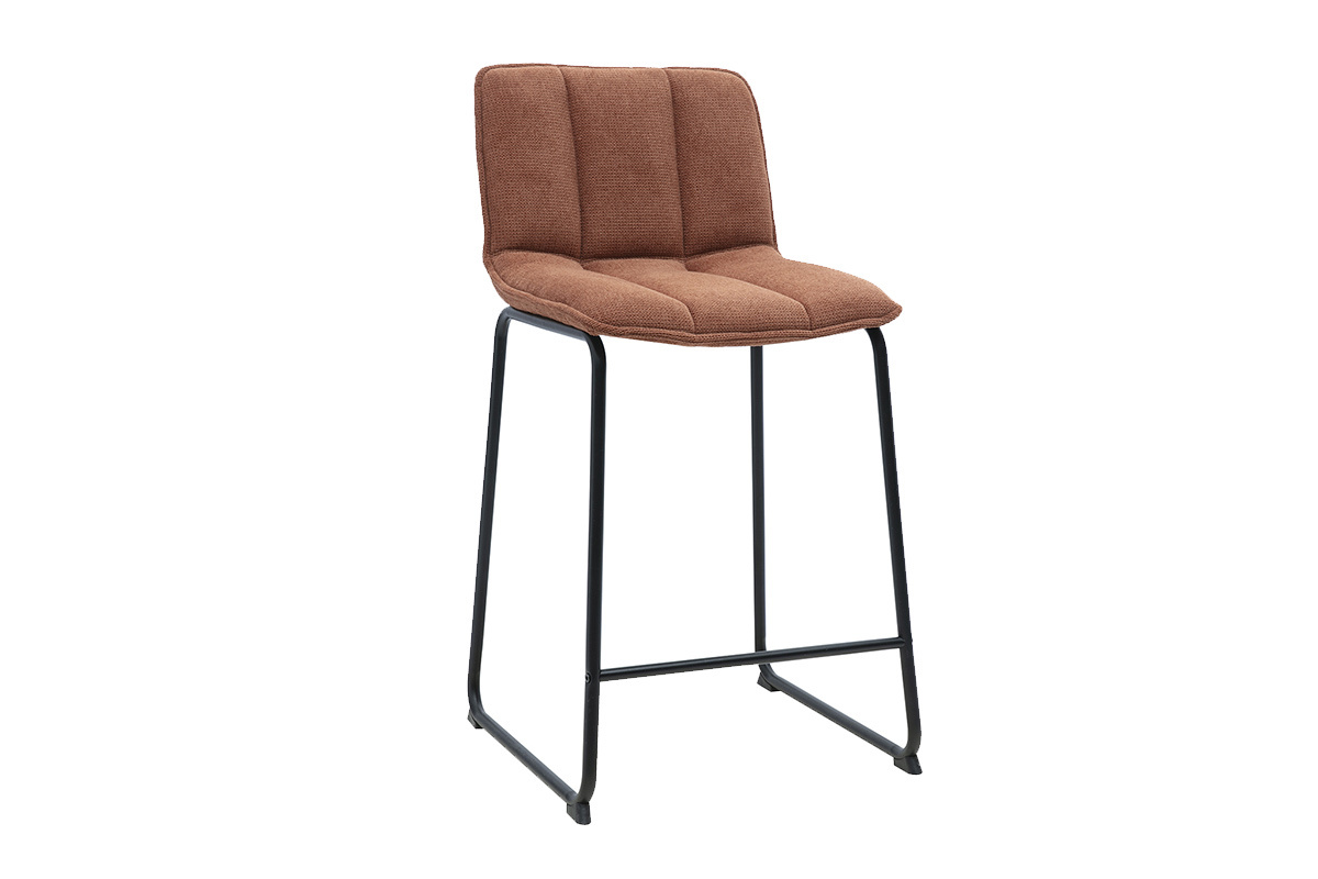 Tabouret de bar en tissu chenille terre br�l�e et m�tal noir, vue de 3/4.