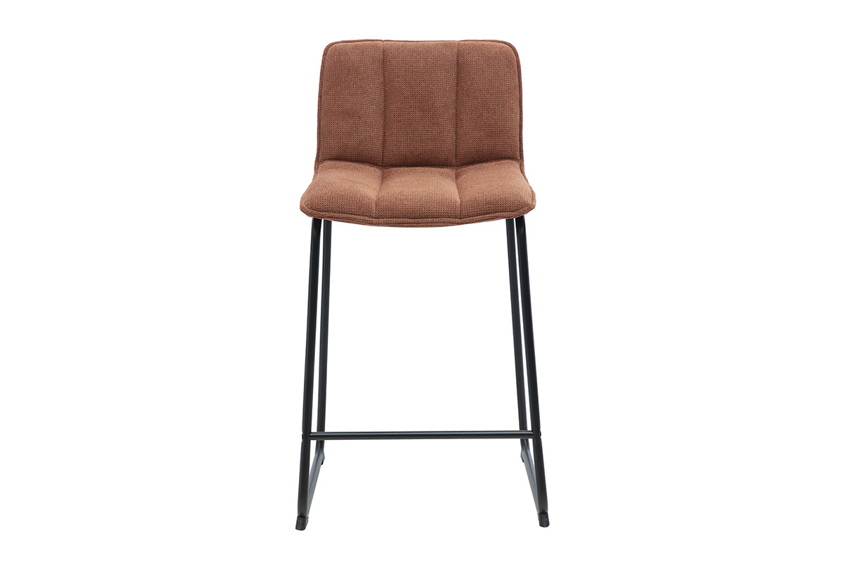 Tabouret de bar en tissu chenille terre br�l�e avec pi�tement en m�tal noir, vue de face.