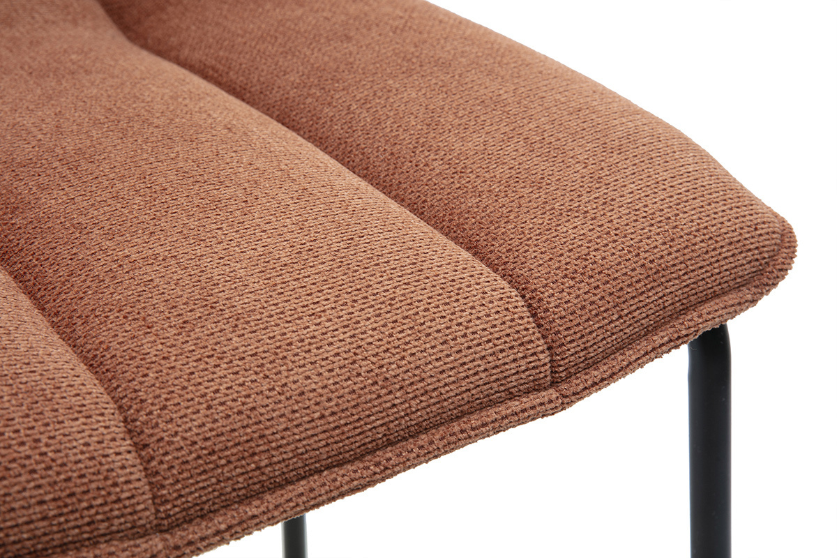 D�tail de l'assise en tissu chenille terre br�l�e d'un tabouret de bar, vue de dessus.