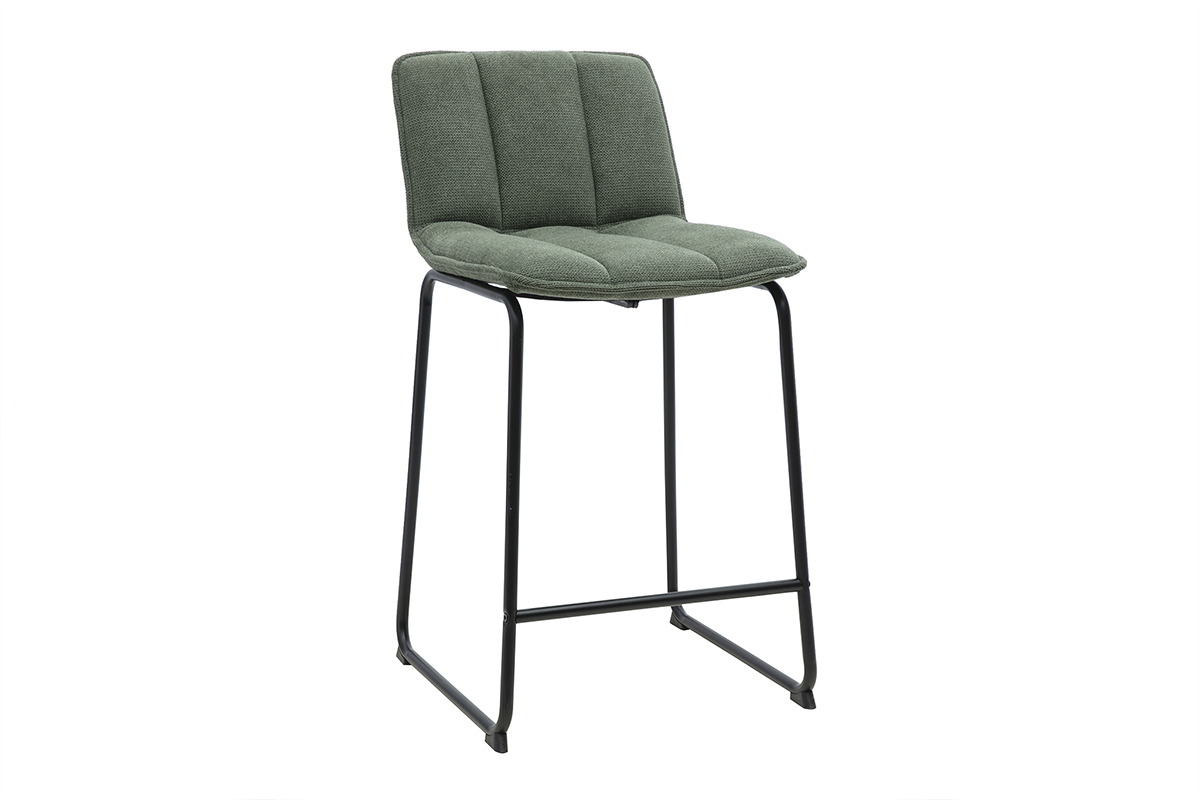 Tabouret de bar en tissu chenille vert kaki, vue de 3/4 sur pi�tement m�tal noir.