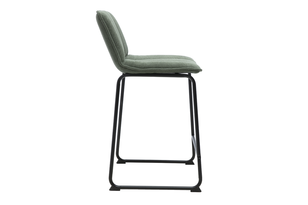 Tabouret de bar en tissu chenille vert kaki avec pi�tement en m�tal noir, vue de profil.
