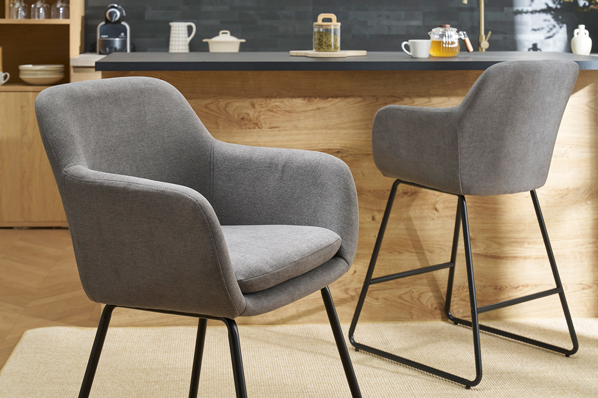 Deux tabourets de bar en tissu gris avec pitement mtallique, vue intrieure.