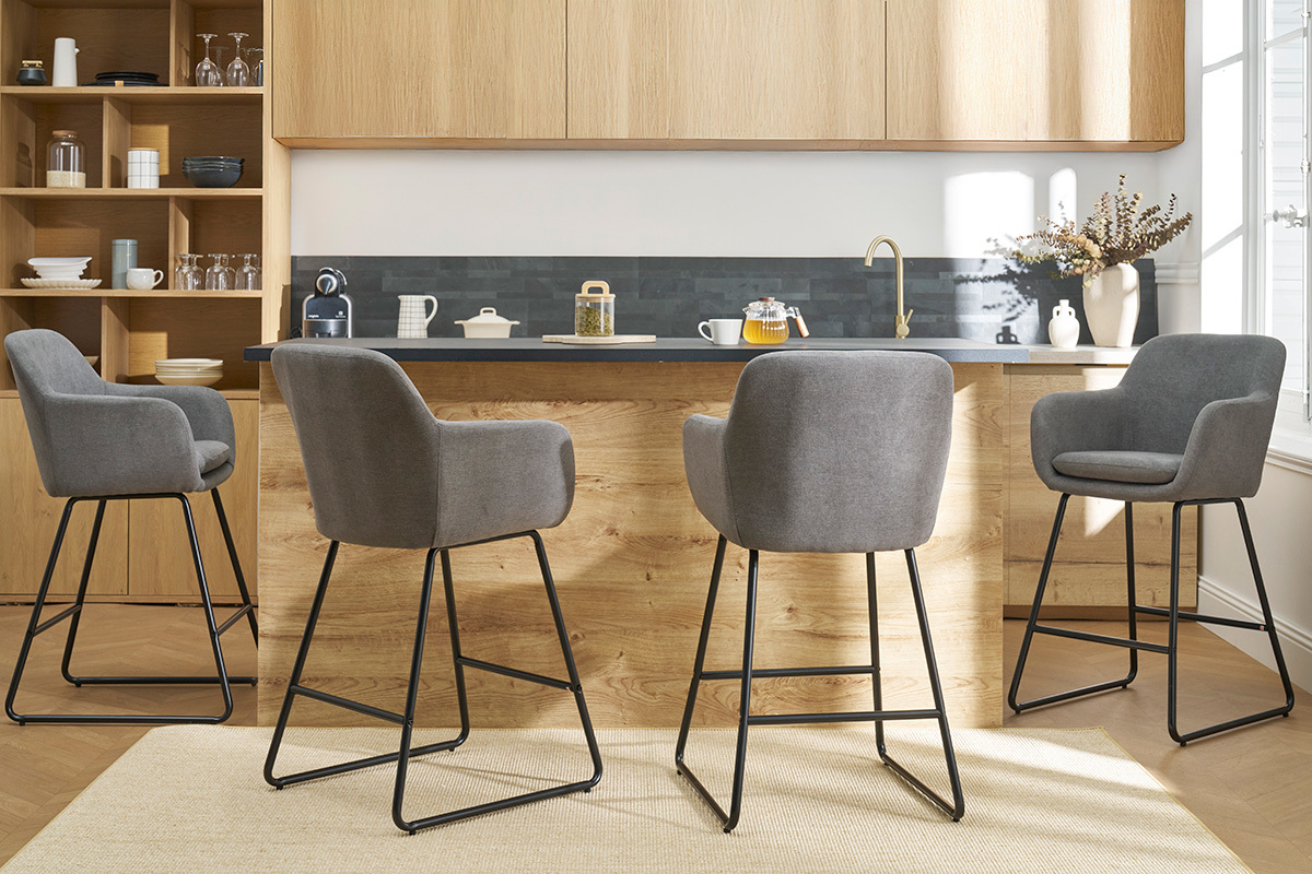 Tabourets de bar en tissu effet velours gris avec pitement en mtal noir dans une cuisine moderne.