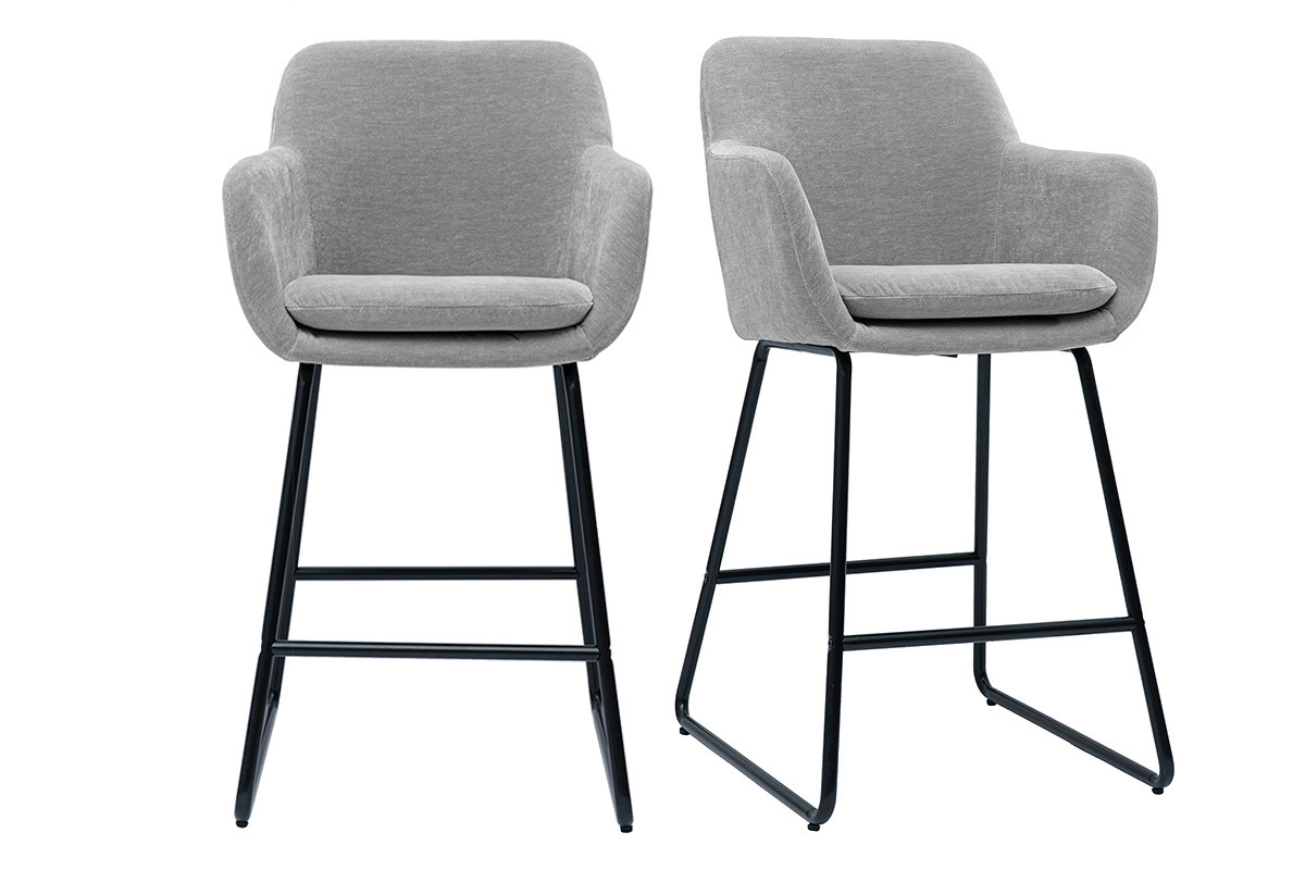 Deux tabourets de bar gris en tissu effet velours avec pitement noir et accoudoirs, vue de face.