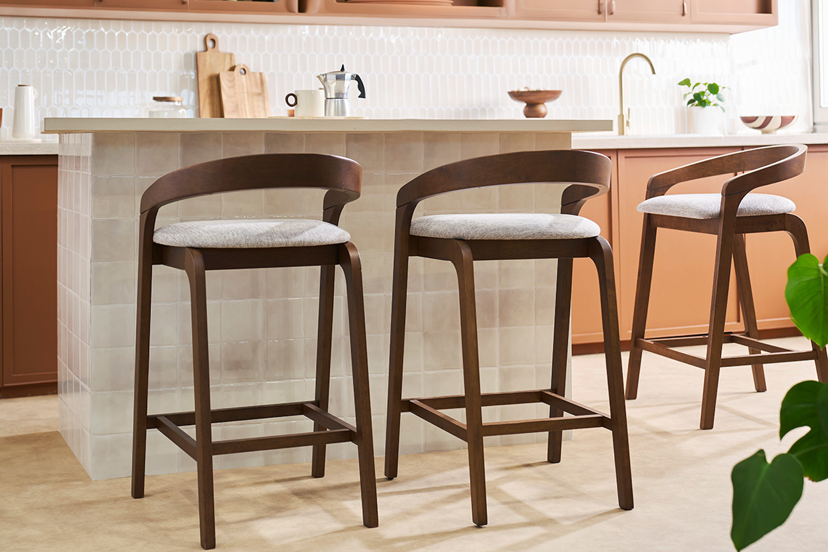 Tabourets de bar en tissu effet velours textur� beige et bois clair H68 cm (lot de 2) PULSO