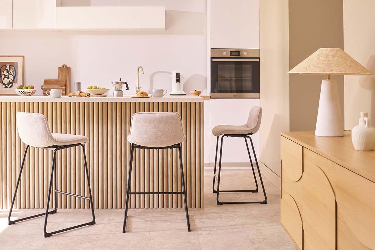 Tabourets de bar en tissu effet velours textur beige et mtal H65 cm (lot de 2) BOOST