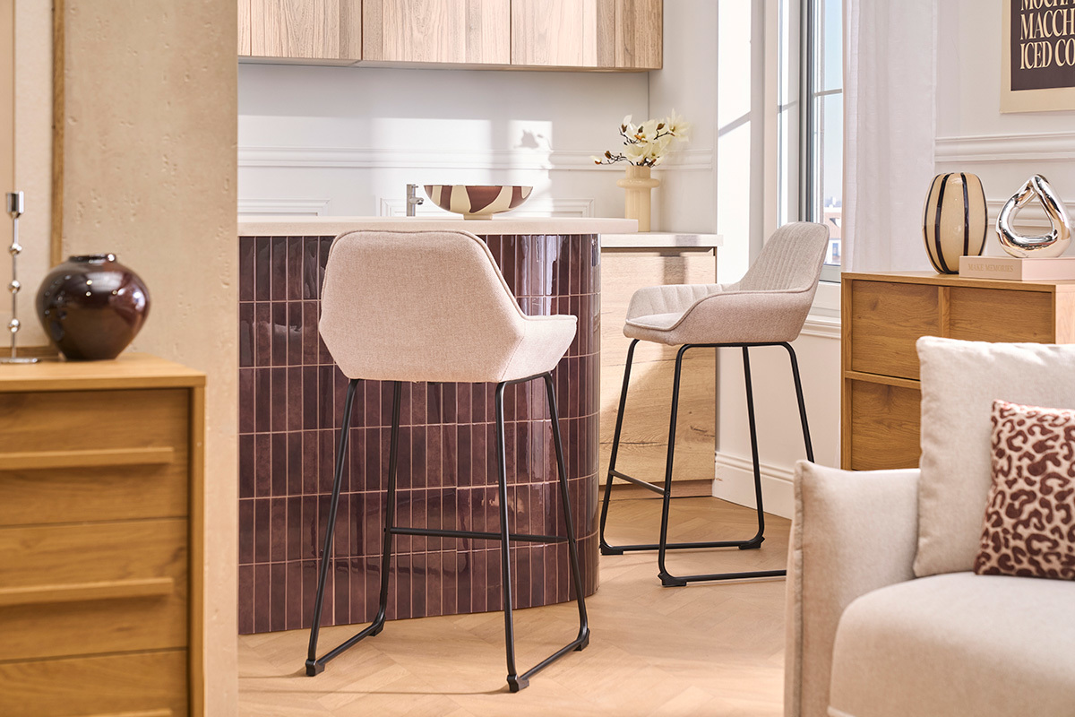 Tabourets de bar en tissu effet velours textur� beige et m�tal noir H68 cm (lot de 2) RONNIE
