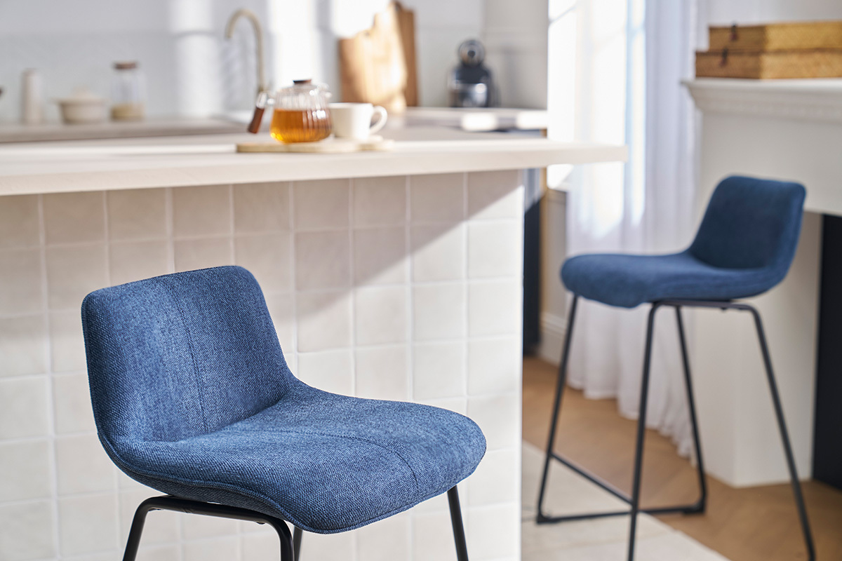 Tabourets de bar en tissu effet velours textur bleu fonc et mtal H65 cm (lot de 2) BOOST