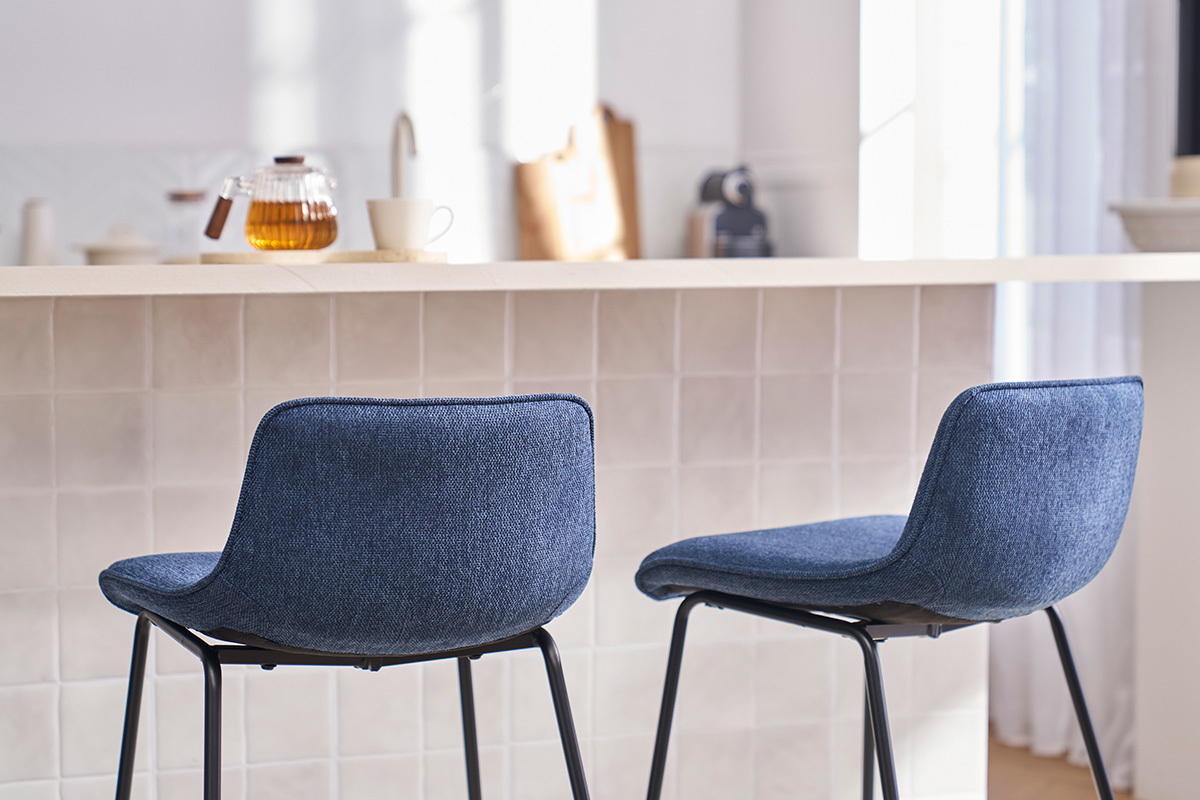 Tabourets de bar en tissu effet velours textur bleu fonc et mtal H65 cm (lot de 2) BOOST