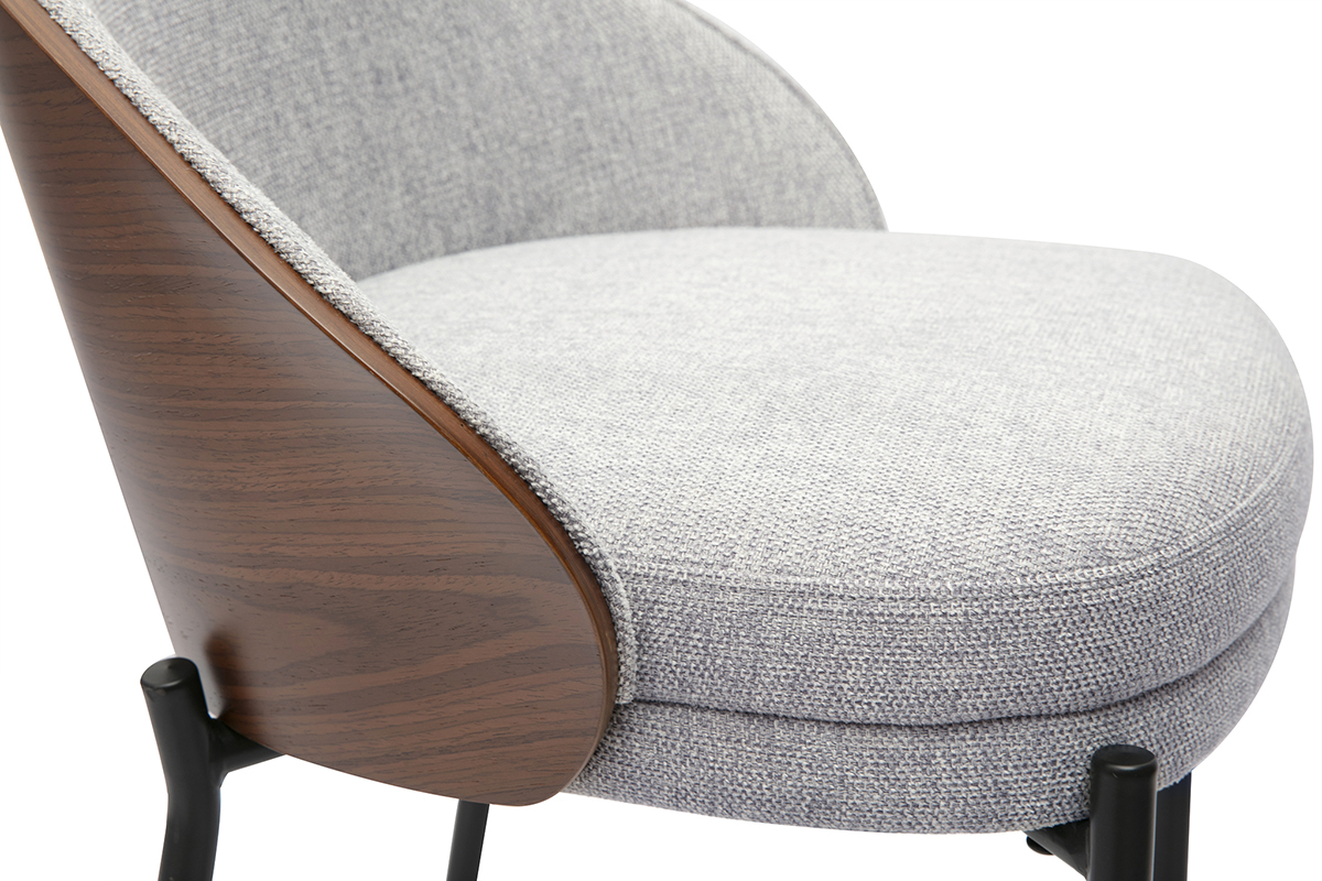 Tabouret en tissu gris textur� avec dossier en bois fonc� et structure en m�tal noir, vue de c�t�.