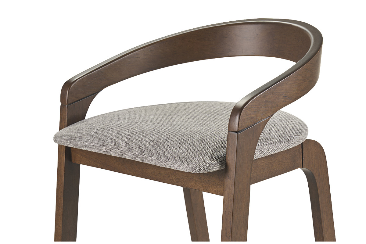 Tabouret de bar en bois fonc� et tissu gris, vue zoom�e de c�t�.