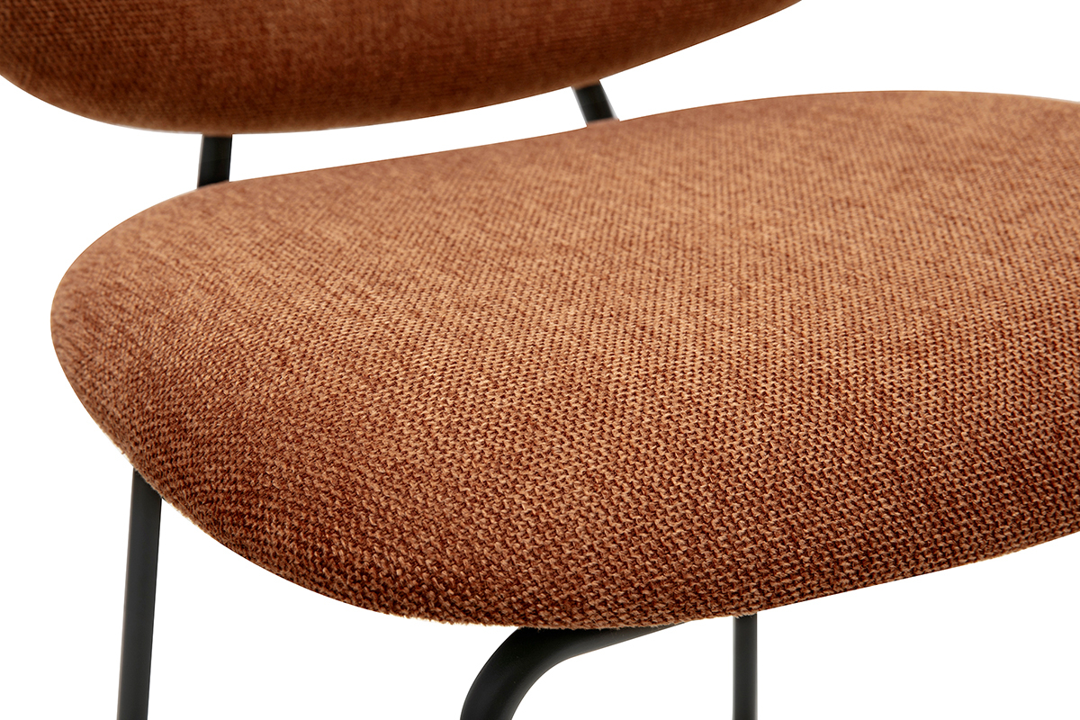 Tabouret en tissu terre brle et structure en mtal noir, vue rapproche.