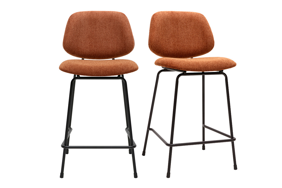 Tabourets de bar en tissu terre brle et mtal, vue de face.
