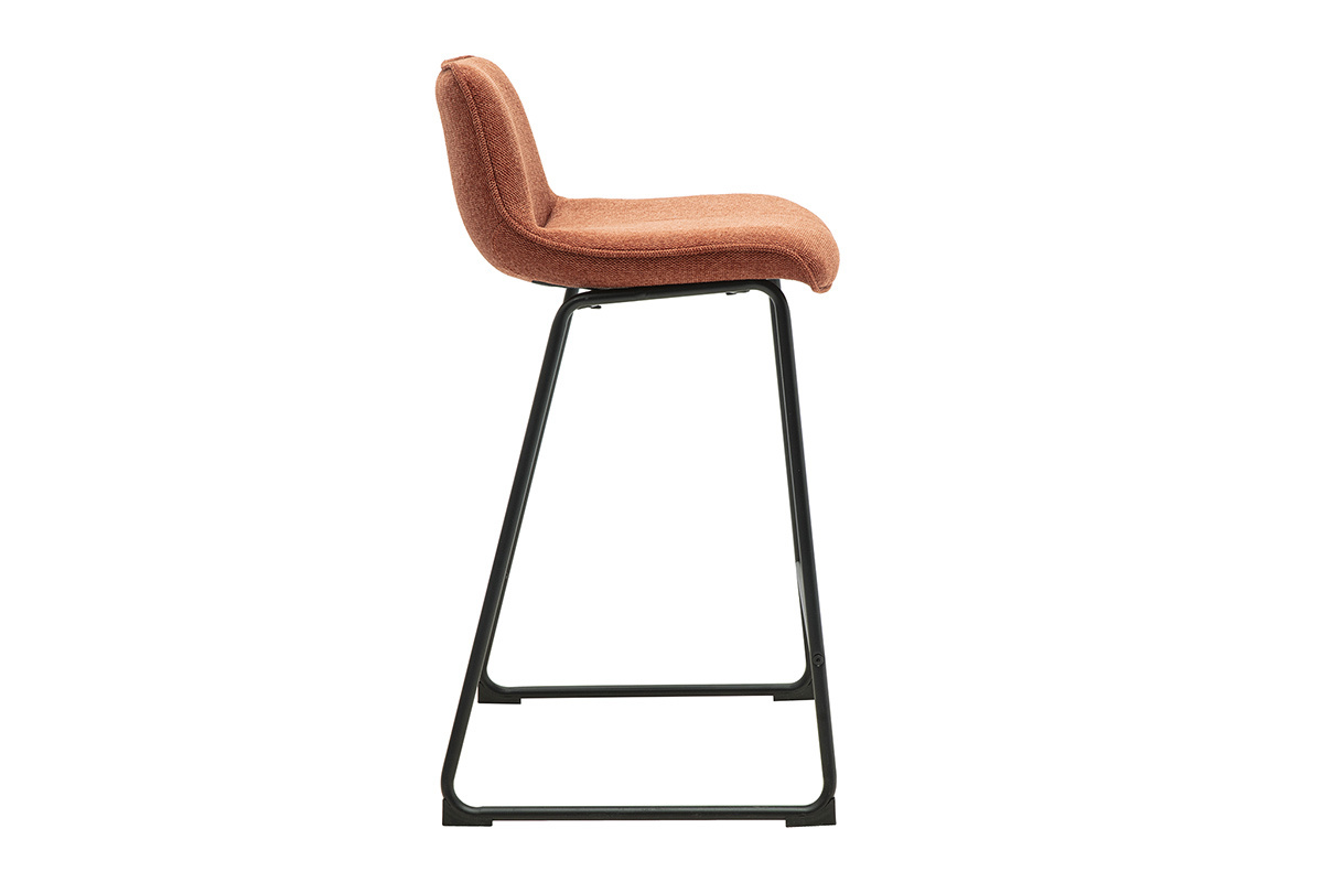 Tabouret de bar en velours terre br�l�e et m�tal noir, vue de profil.