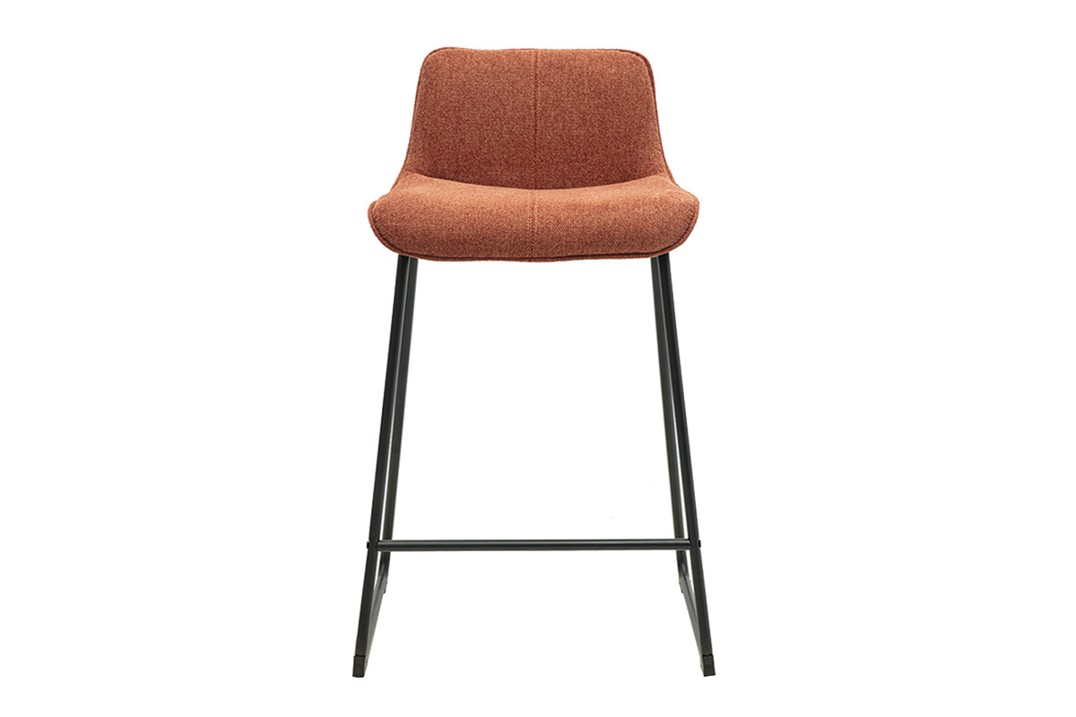Tabouret de bar en tissu terre br�l�e avec pieds en m�tal noir, vue de face.