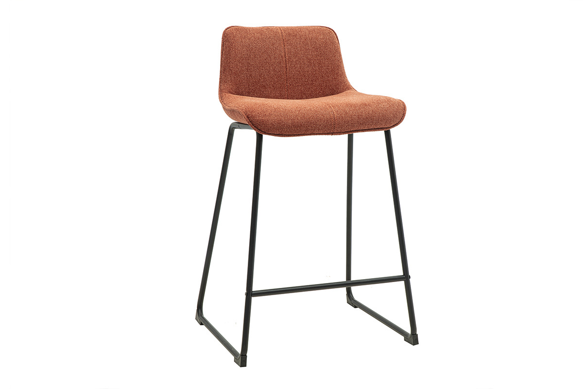 Tabouret de bar en tissu terre br�l�e et m�tal noir, vue de 3/4.