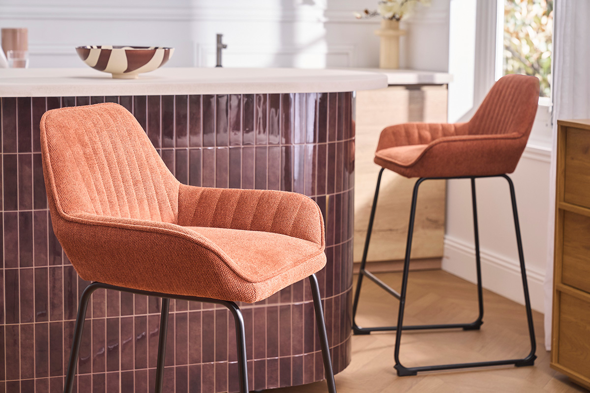Tabourets de bar en tissu effet velours textur� terre br�l�e et m�tal noir H68 cm (lot de 2) RONNIE