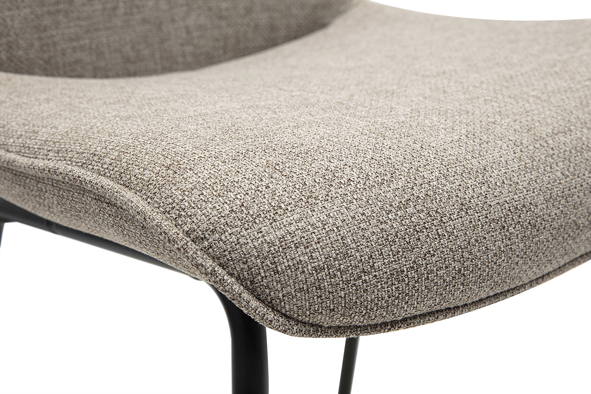 Gros plan sur assise en tissu taupe de tabouret avec pi�tement m�tal noir.