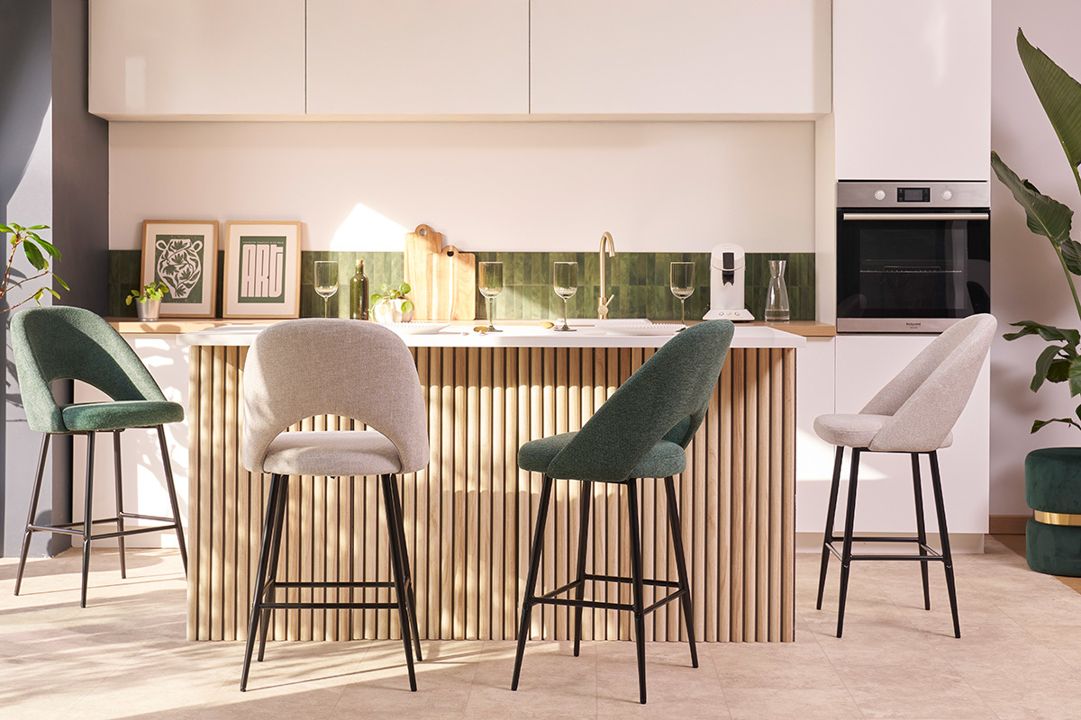 Tabourets de bar color�s autour d'un �lot de cuisine.