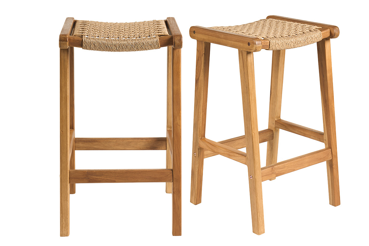 Lot de 2 tabourets de bar en bois teck et cannage rotin, vue de face.