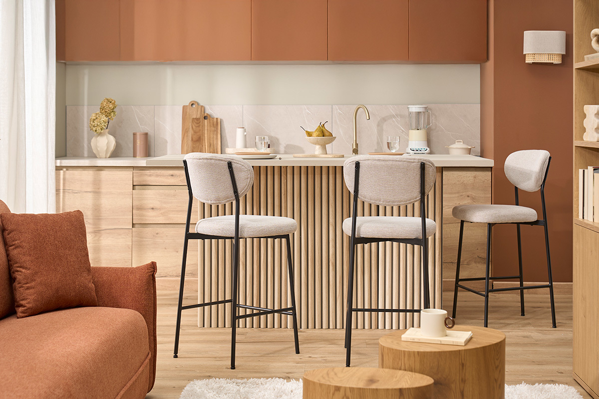 Tabourets de bar BEKA en tissu beige et m�tal noir devant �lot, int�rieur moderne.