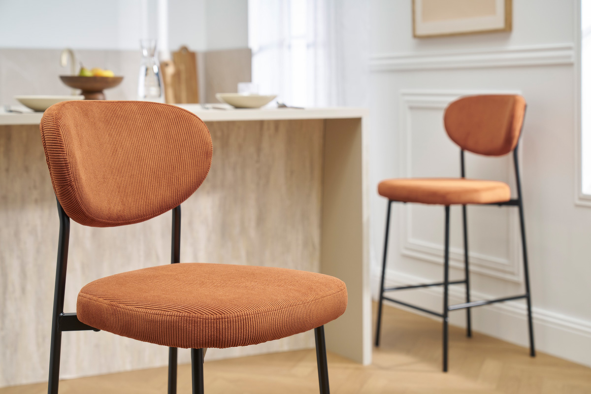 Tabourets de bar en tissu velours ctel terre brle, pied noir, vue intrieure prs d'une lot.