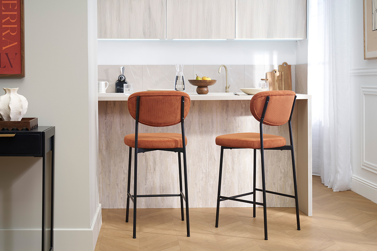 Deux tabourets de bar BREKA en velours terre brle devant un comptoir de cuisine.