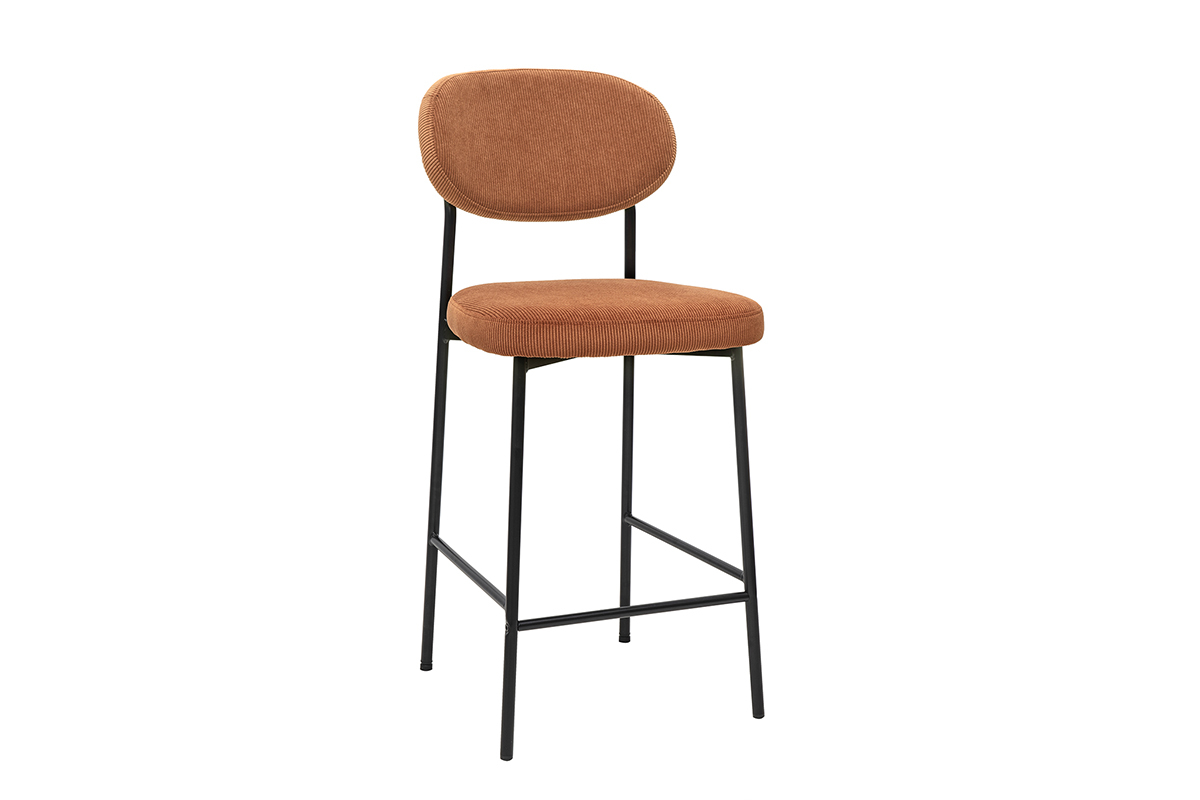 Tabouret de bar en velours ctel terre brle avec pieds en mtal noir, vue de 3/4.