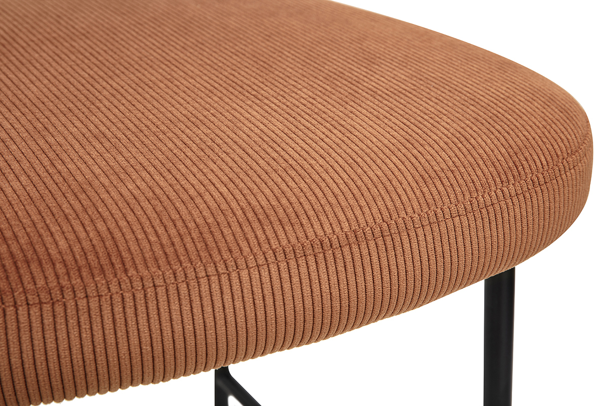 Zoom sur l'assise en tissu velours ctel terre brle du tabouret de bar BREKA.