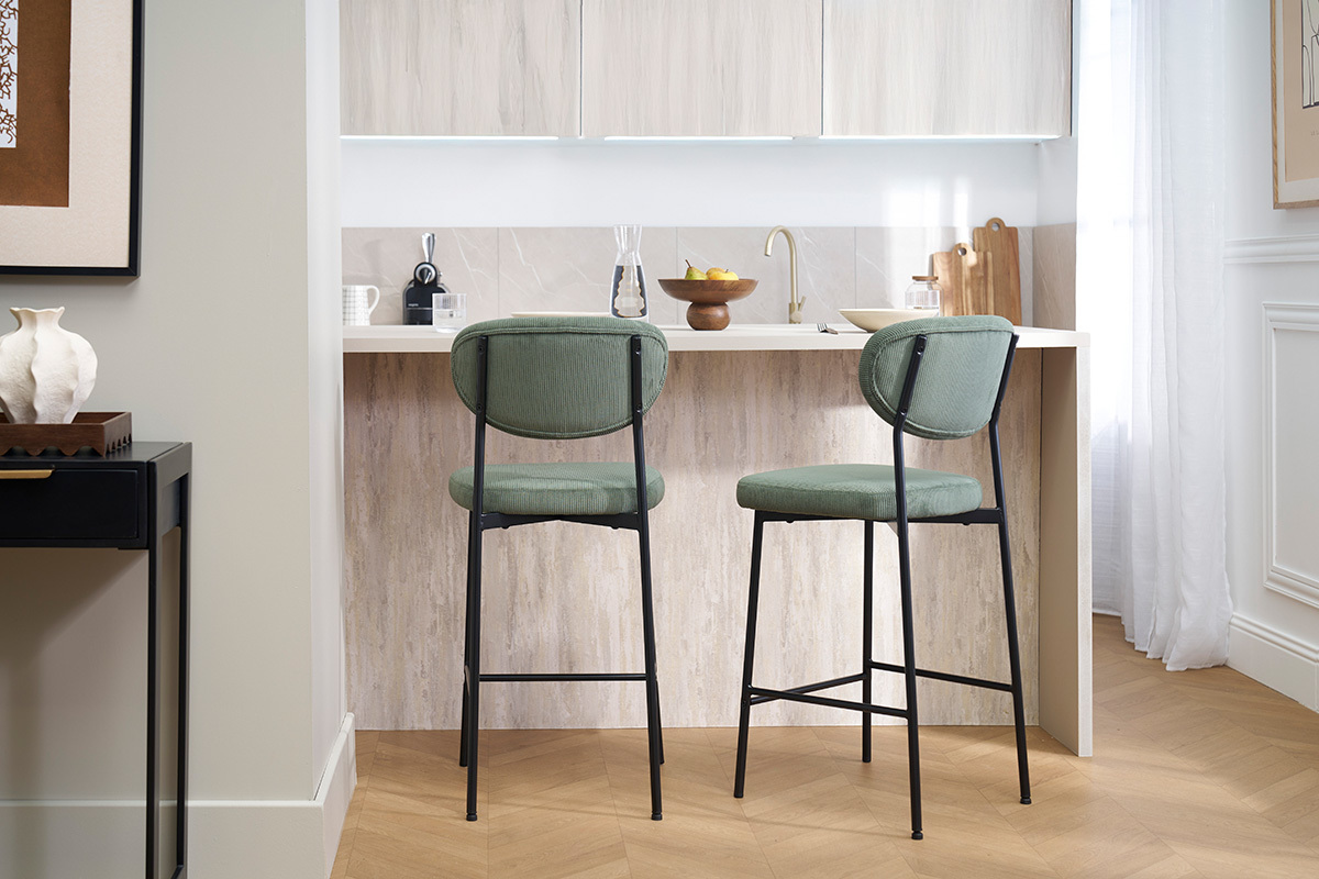 Deux tabourets de bar en tissu velours ctel vert kaki avec pieds en mtal noir, vue arrire.