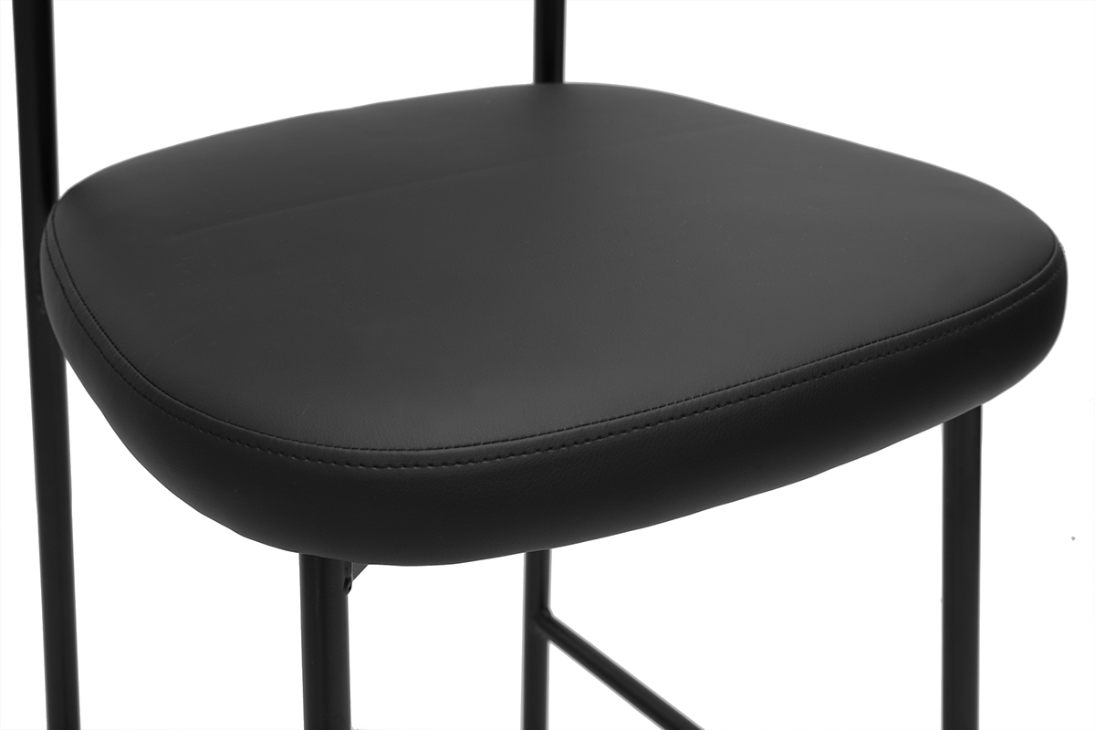 Gros plan de l'assise noire d'un tabouret de bar BREKA, avec pitement mtallique.