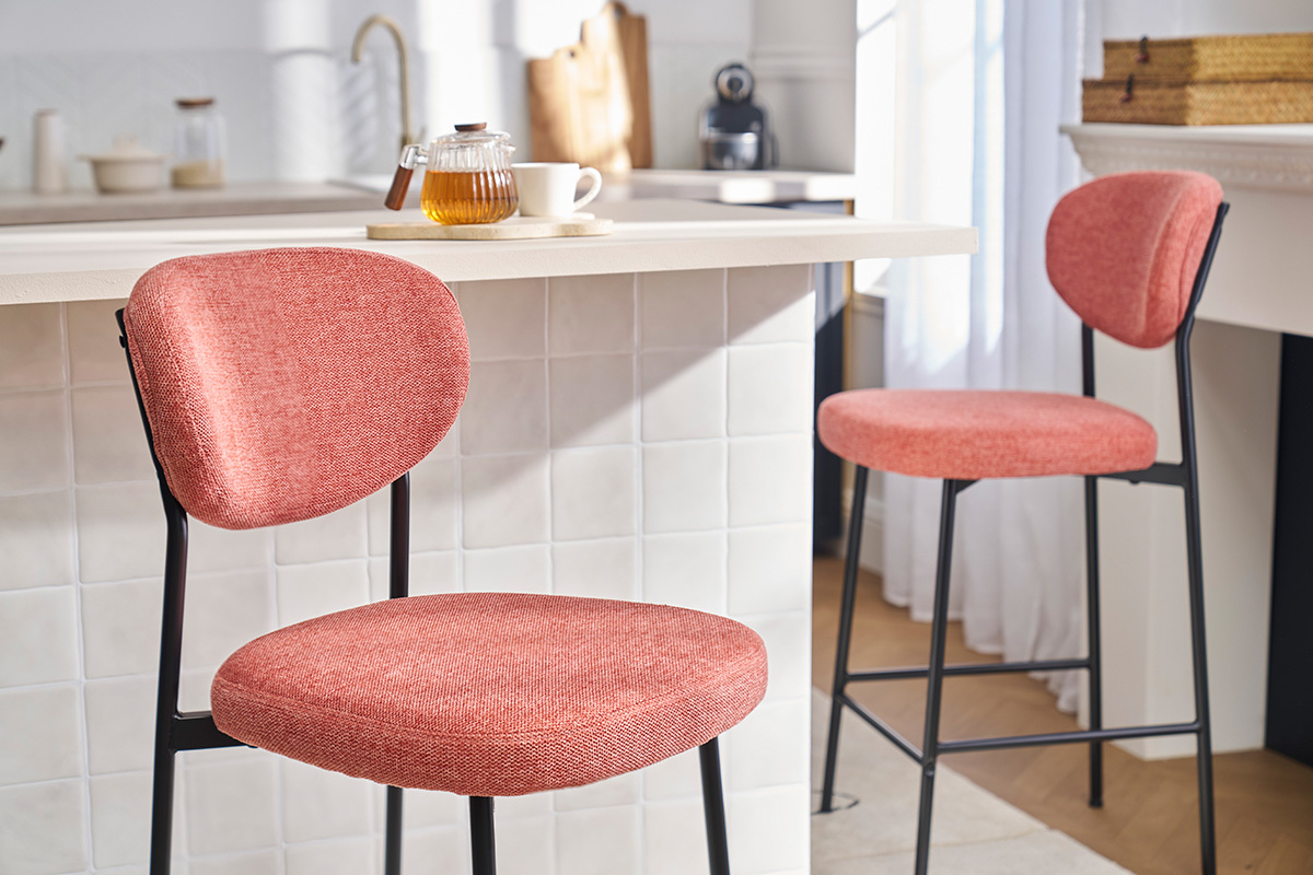 Deux tabourets de bar rembourrs avec pieds en mtal noir dans une cuisine moderne.