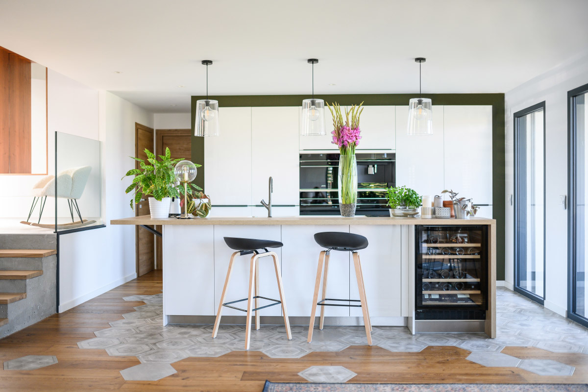 Tabourets de bar noir et pieds bois 75 cm (lot de 2) LINO