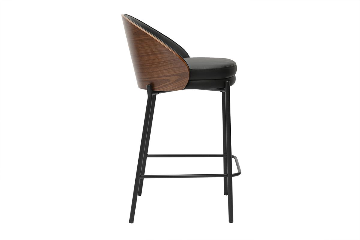 Tabouret de bar noir avec dossier en bois et pieds en m�tal, vue de profil.