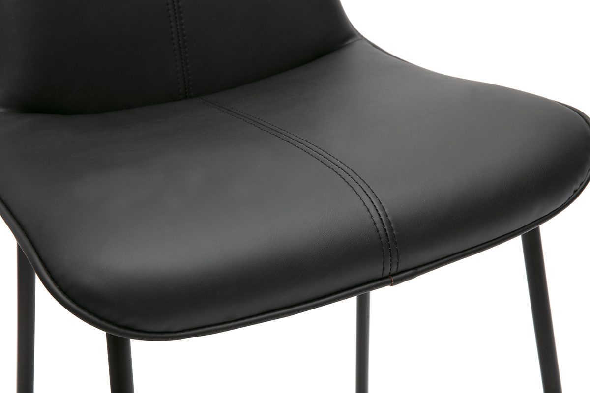 Zoom sur l'assise du tabouret de bar noir en polyurthane avec pied mtal.