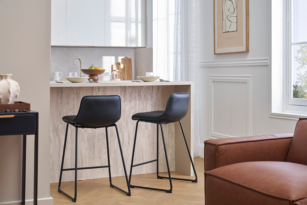 Deux tabourets de bar noirs et mtal H65 cm devant un comptoir de cuisine.