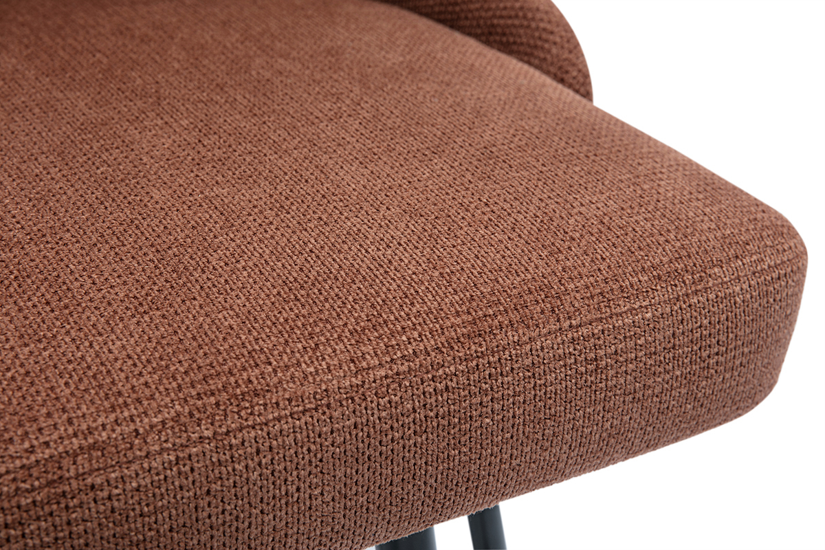 Gros plan de l'assise en tissu chenille textur terre brle du tabouret de bar.