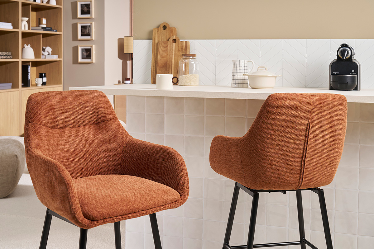 Tabourets ALESS en tissu terre brle et mtal, prs d'un bar, vue de ct.