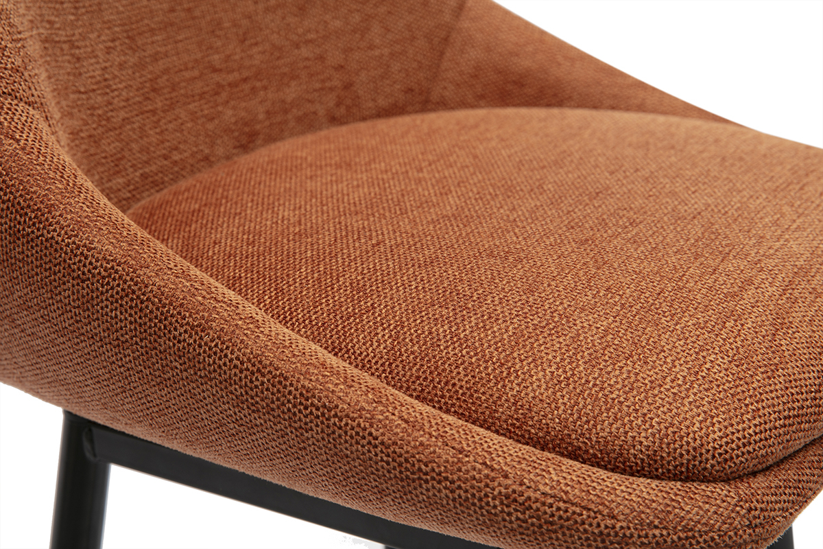 Gros plan sur tissu effet velours textur terre brle d'un tabouret ALESS.