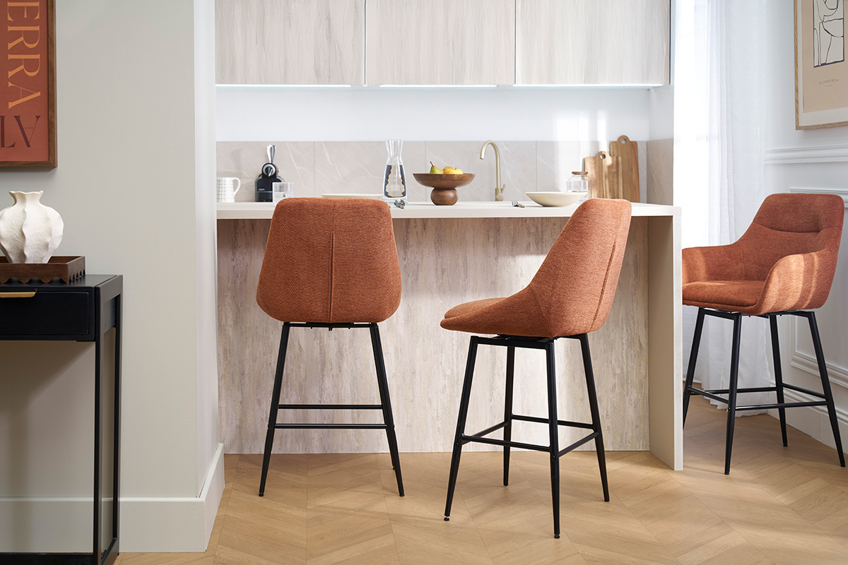 Trois tabourets de bar ALESS en tissu terre brle et mtal autour d'un comptoir de cuisine.