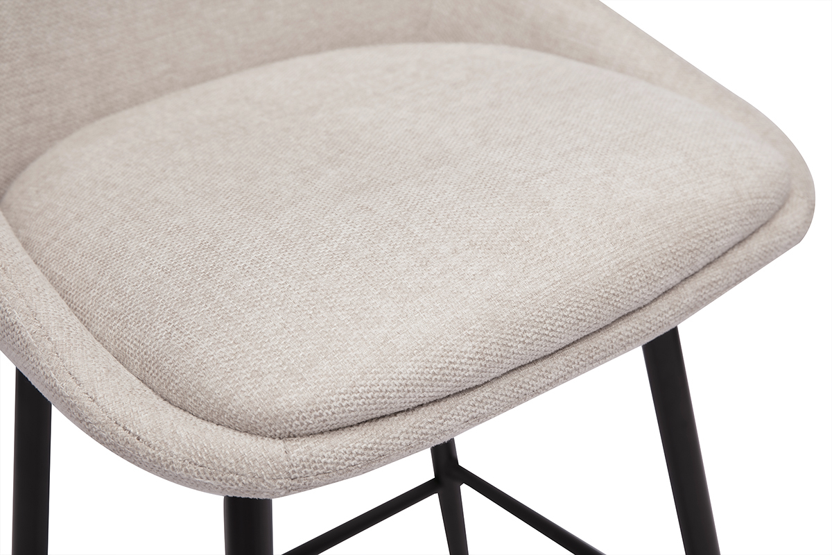 Gros plan sur l'assise en tissu effet velours beige d'un tabouret de bar pivotant.