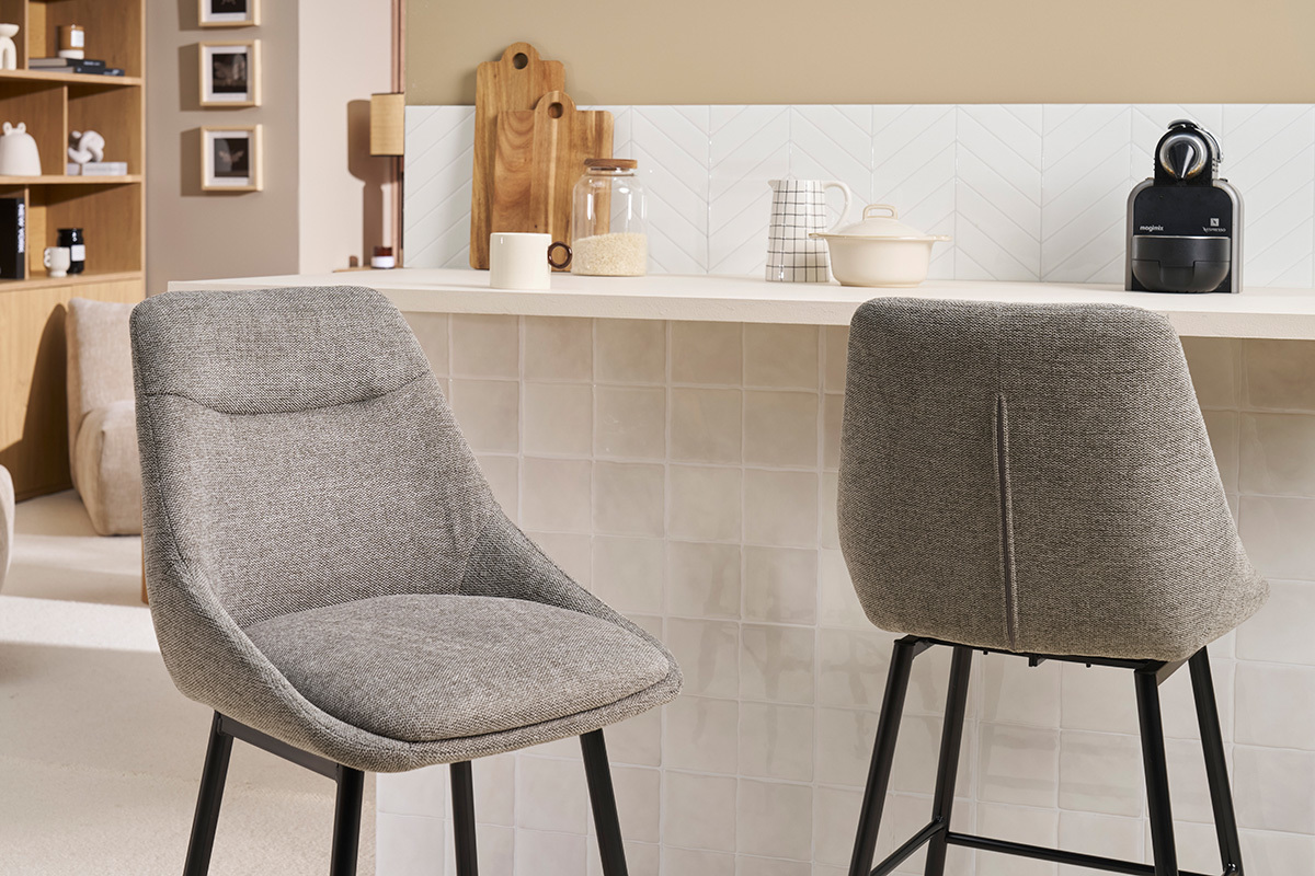 Tabourets de bar gris effet velours pivotants, avant et dos, pr�s d'un bar.