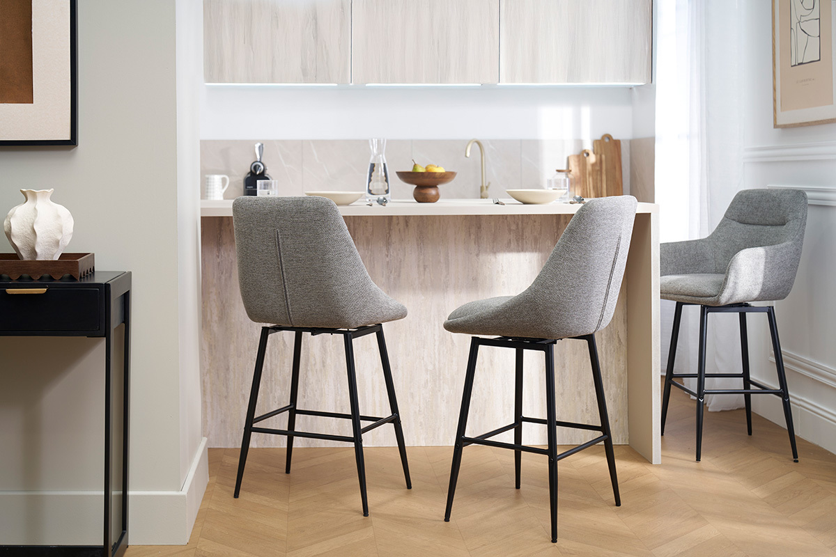 Tabourets de bar gris en tissu et m�tal, vue de dos, dans une cuisine moderne.