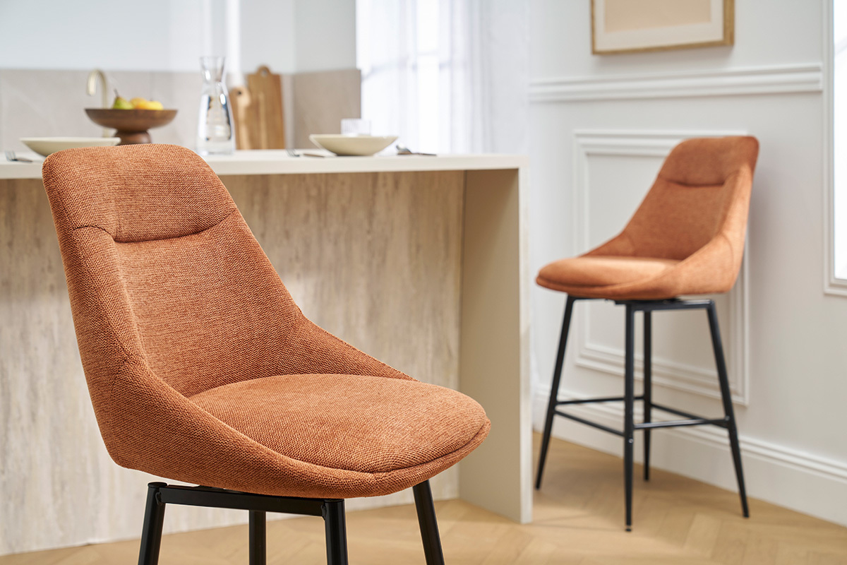 Deux tabourets de bar en tissu terre br�l�e et pieds en m�tal, dans une cuisine moderne.