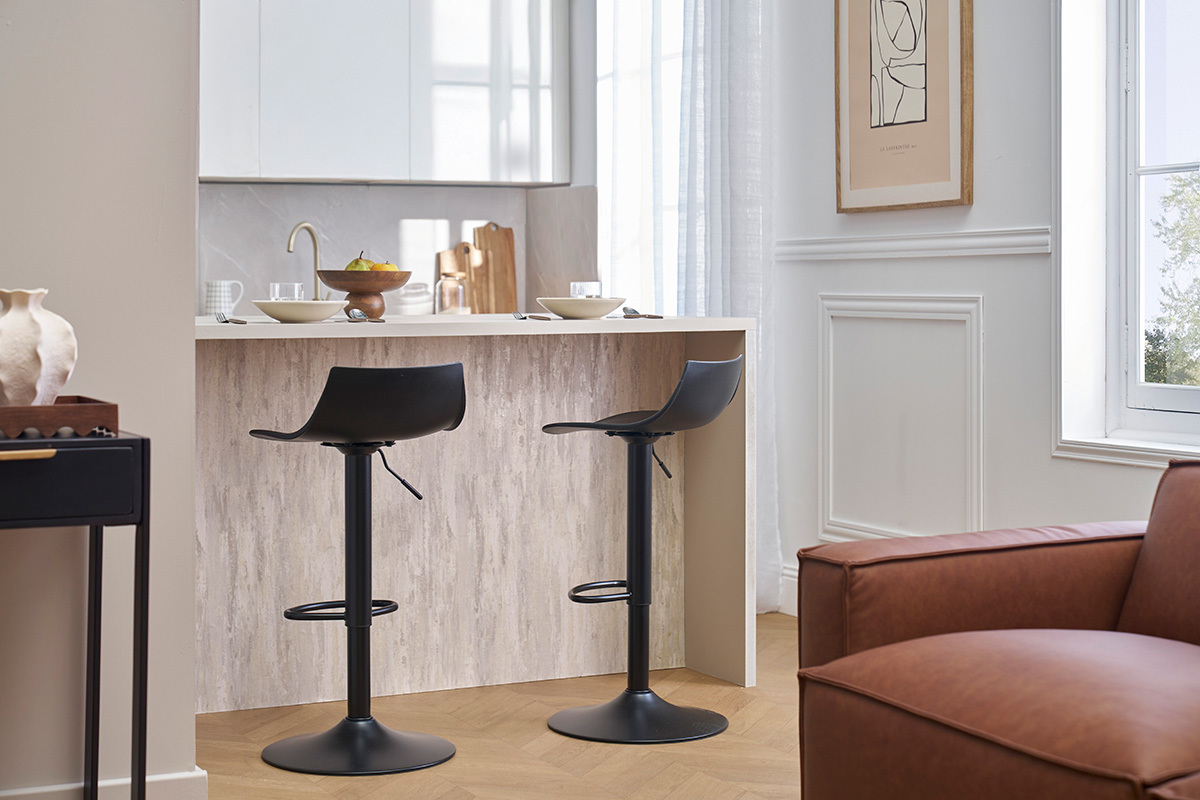 Deux tabourets de bar noirs rglables KELLY devant un comptoir, vue d'intrieur de cuisine moderne.