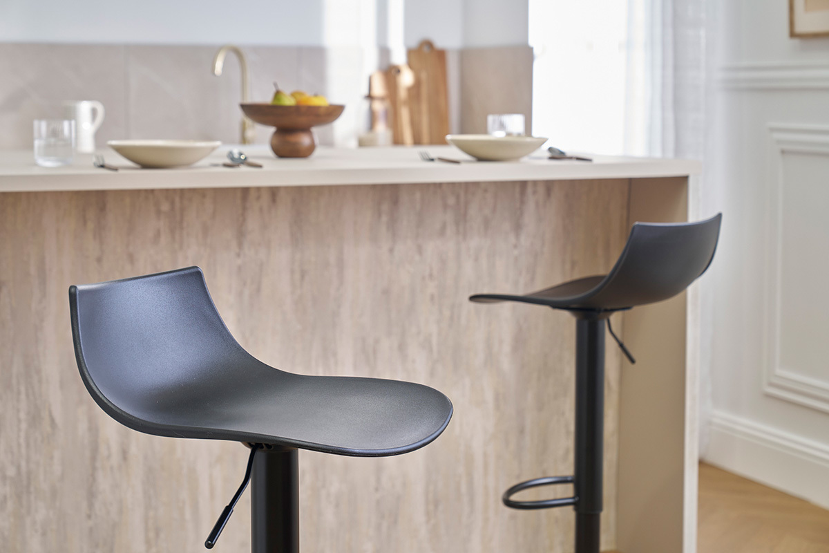 Tabourets de bar noirs KELLY devant un comptoir de cuisine.