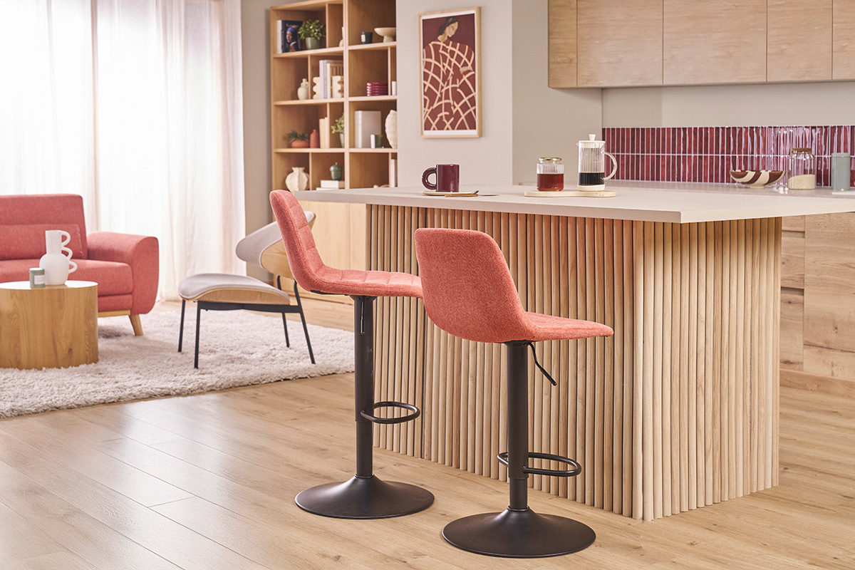 Tabourets de bar terracotta pr�s d'un �lot de cuisine en bois.