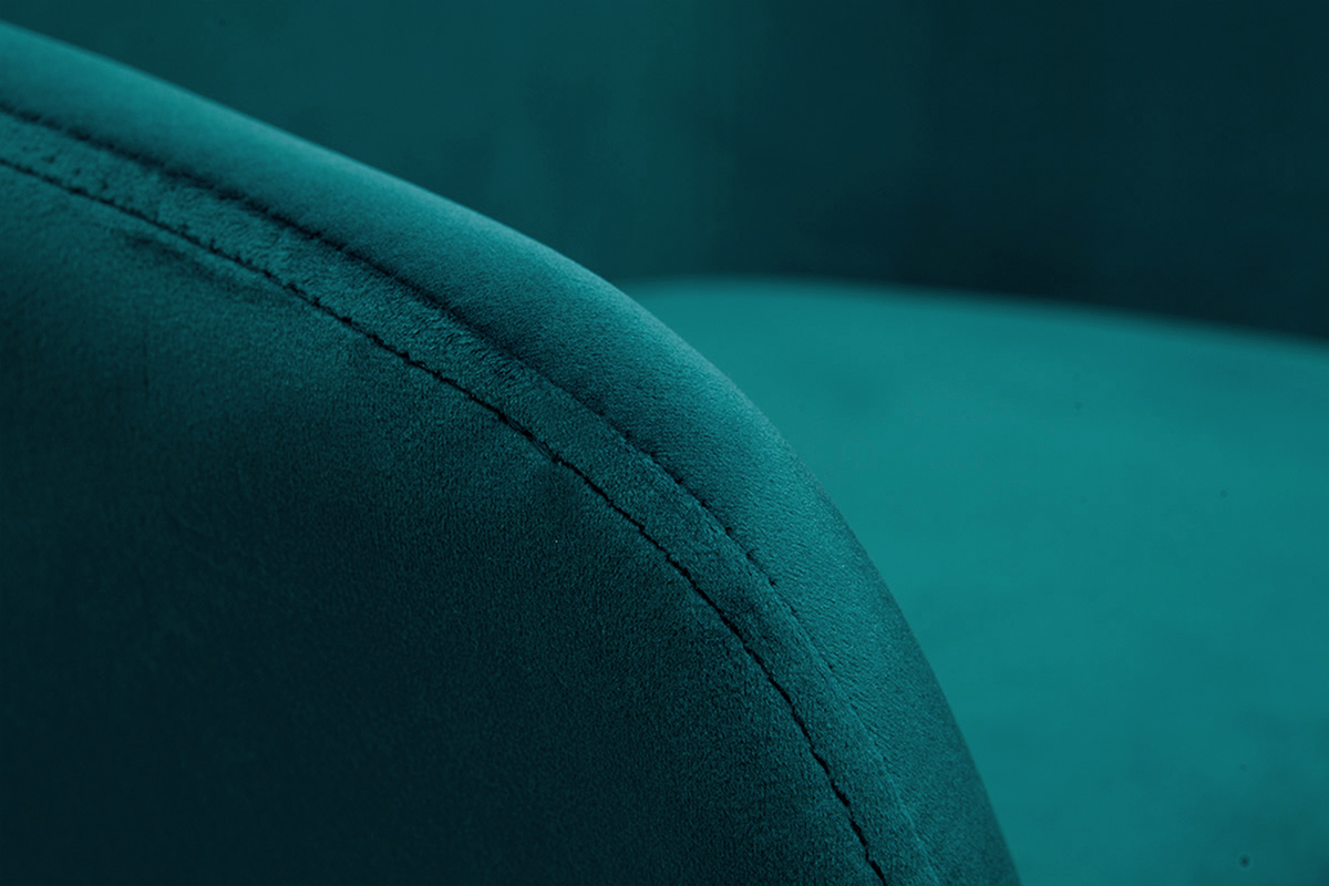 Gros plan sur le tissu velours bleu ptrole d'un tabouret de bar AMIKA.
