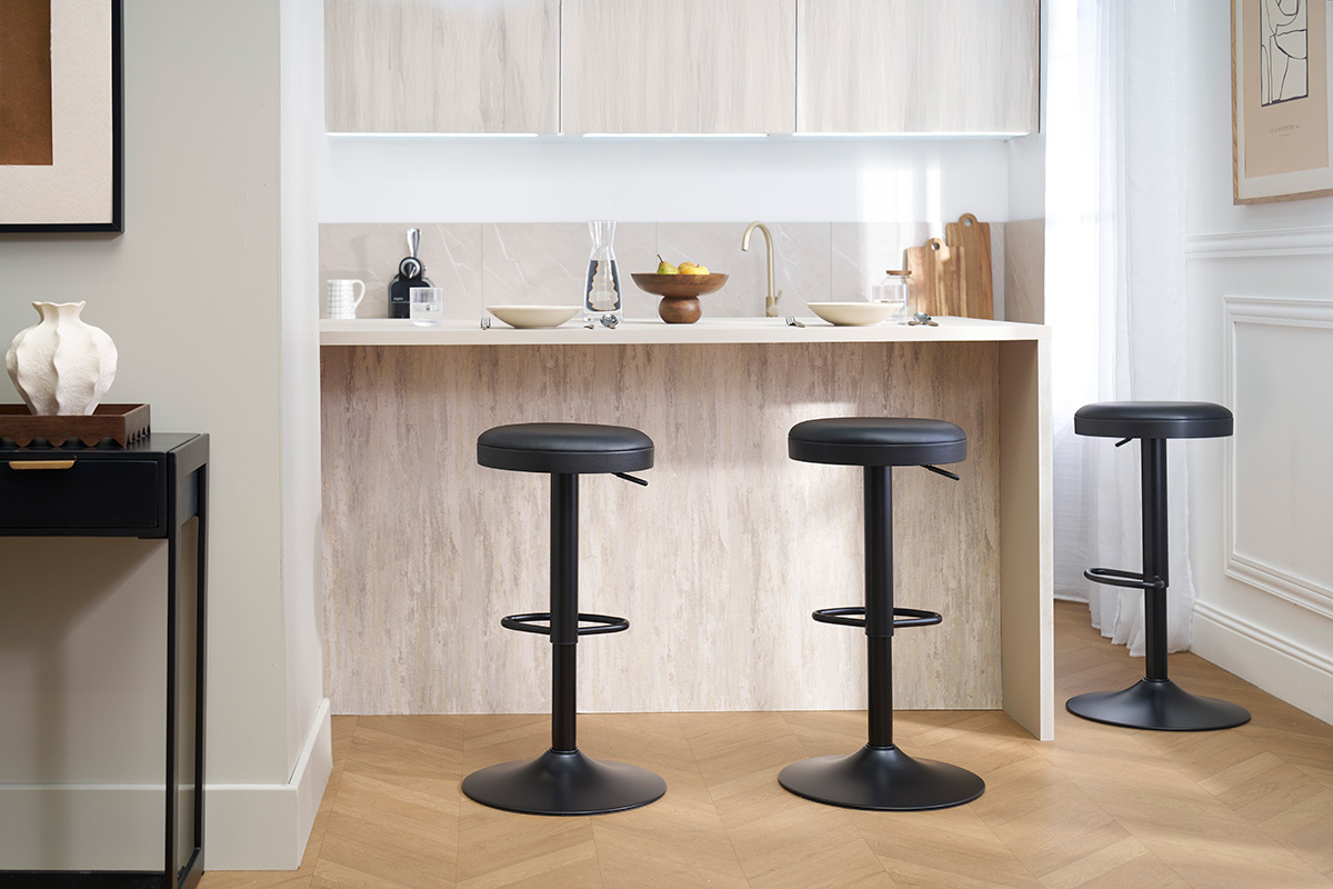 Tabourets de bar rglables noirs BYRON devant un lot de cuisine.