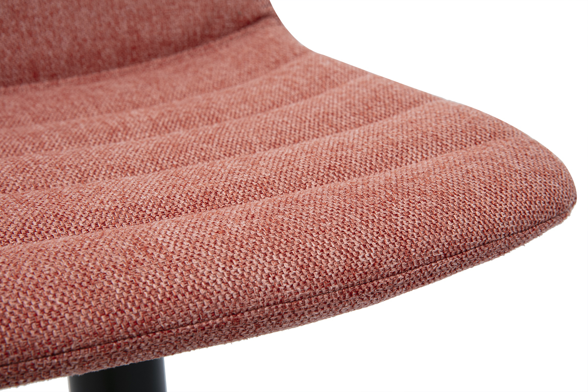 Gros plan sur l'assise textur�e en tissu terracotta d'un tabouret r�glable.